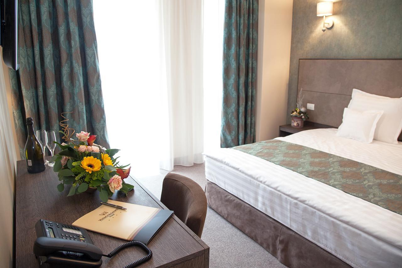 Victoria Bulevard Hotel Brasov Ngoại thất bức ảnh