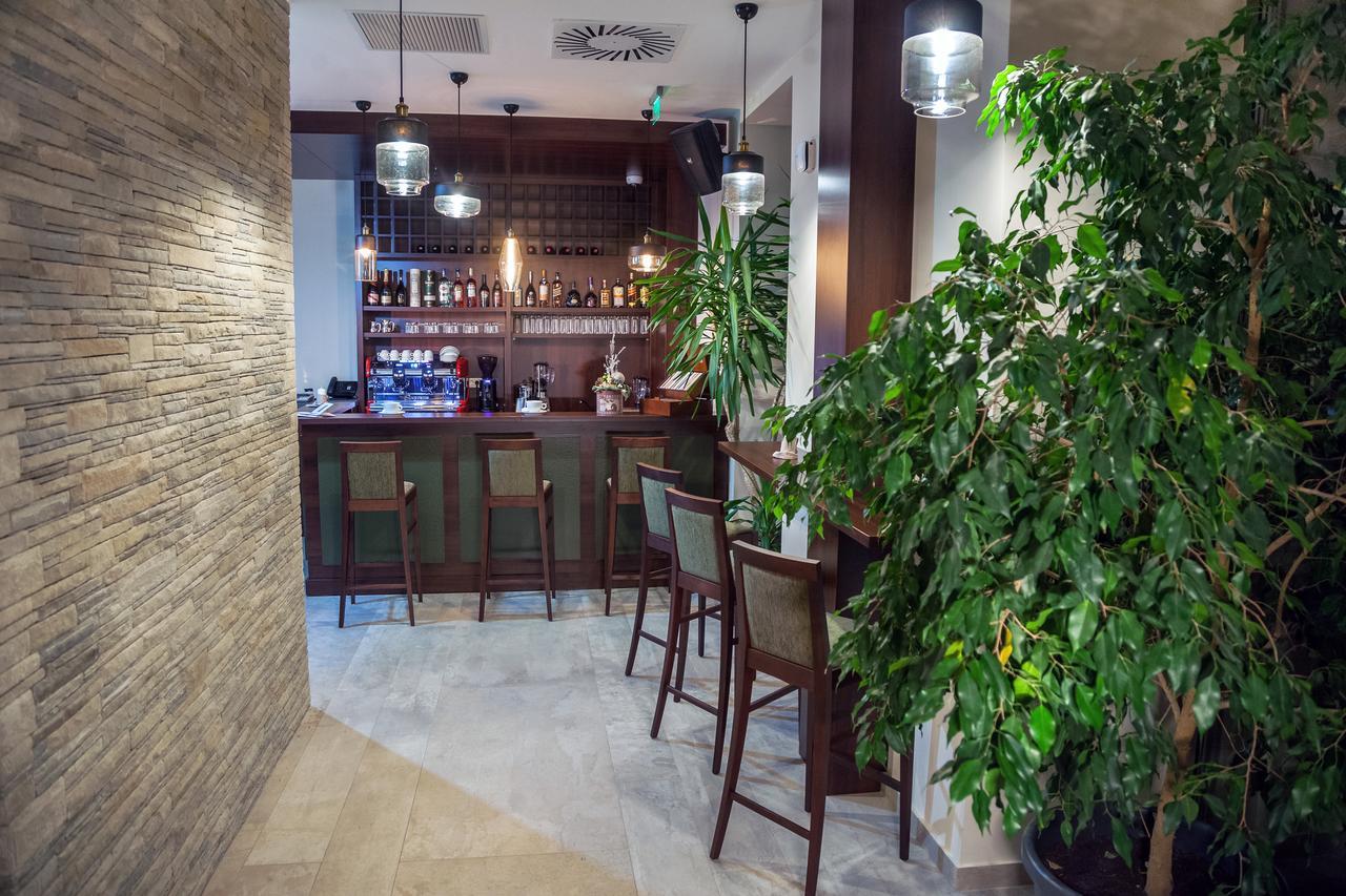 Victoria Bulevard Hotel Brasov Ngoại thất bức ảnh